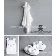 Ensemble de cadeau de bain pour bébé ours blanc avec serviette à capuchon, gants de toilette et pantoufles - blanc, neutre pour le genre